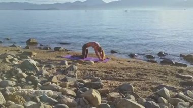 plaj sahil üzerinde yoga yaparken kız