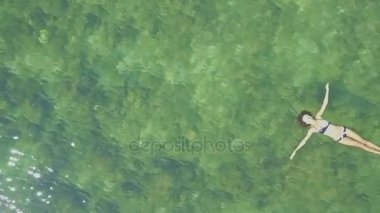 Kız geri okyanus su yüzme