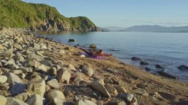 plaj sahil üzerinde yoga yaparken kız