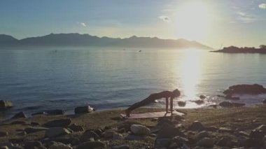 plaj sahil üzerinde yoga yaparken kız