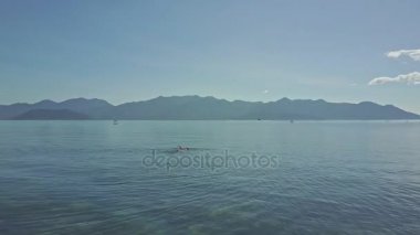 Kız geri okyanus su yüzme