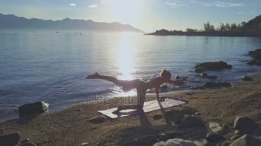 plaj sahil üzerinde yoga yaparken kız