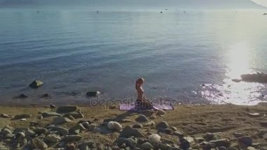 plaj sahil üzerinde yoga yaparken kız
