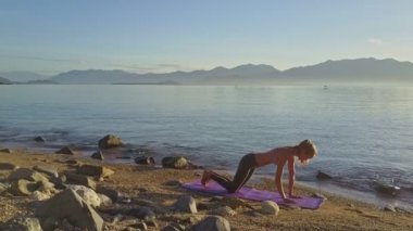 plaj sahil üzerinde yoga yaparken kız