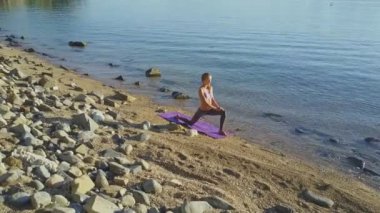 plaj sahil üzerinde yoga yaparken kız
