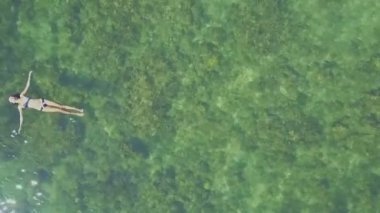 Kız geri okyanus su yüzme