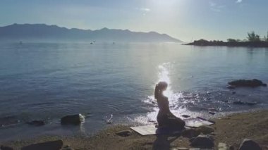plaj sahil üzerinde yoga yaparken kız