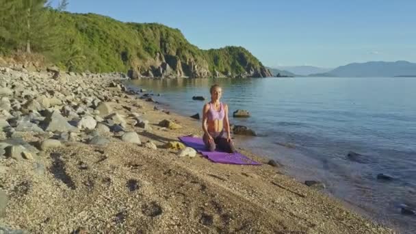 Chica haciendo yoga en playa costa — Vídeos de Stock