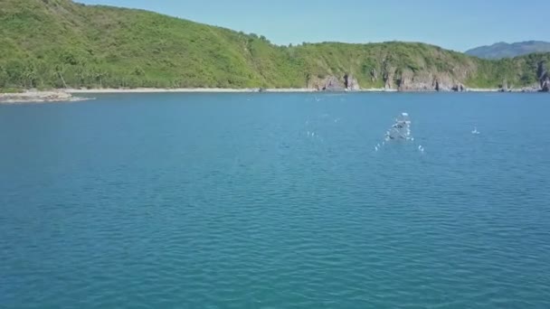 Redes de pesca con botellas en el océano azul — Vídeo de stock