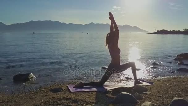 holka dělá jógu na pláži pobřeží