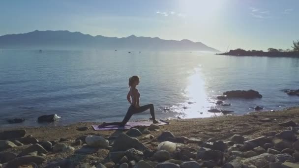 Chica haciendo yoga en playa costa — Vídeos de Stock