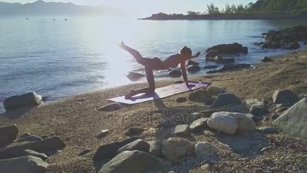 Gadis melakukan yoga di pantai — Stok Video