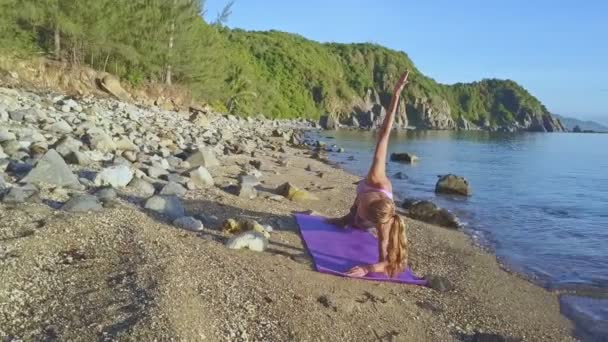 Plaj sahil üzerinde yoga yaparken kız — Stok video