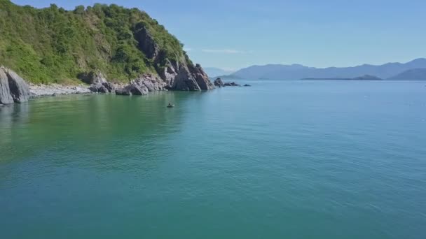 Man in boat sailing in turquoise sea — Stock Video