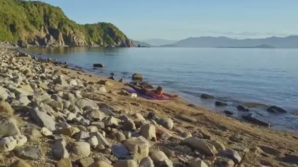 Chica haciendo yoga en playa costa — Vídeo de stock