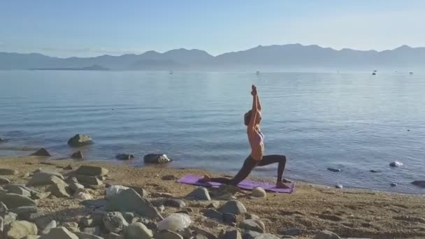 Chica haciendo yoga en playa costa — Vídeos de Stock