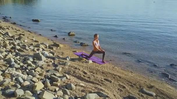 Chica haciendo yoga en playa costa — Vídeos de Stock