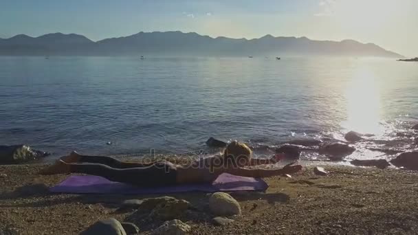 Plaj sahil üzerinde yoga yaparken kız — Stok video