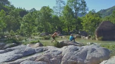 kayalar dağ nehir üzerinde atlama balıkçı