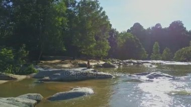taş nehir kıyısında yoga yaparken kız