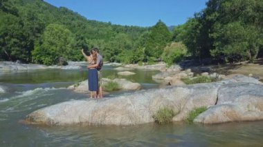 Çift taş nehir üzerinde durmak 