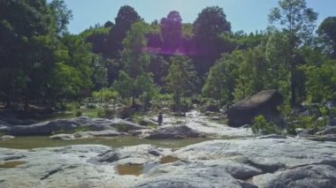 erkek dağ nehirde balık tutma