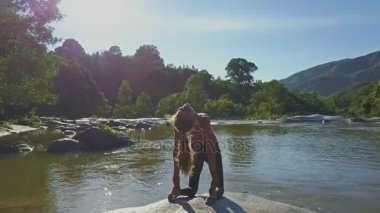 taş nehir kıyısında yoga yaparken kız