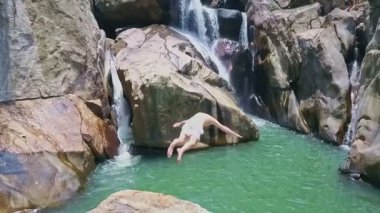 tatlı su içinde taş adam turist atlar