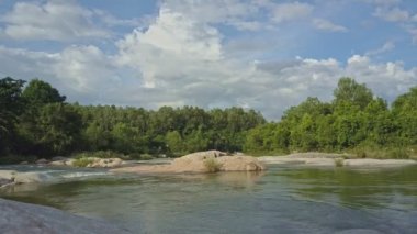 dağ nehir suyu ile rapids cascade
