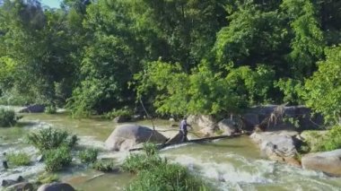 adam geçiş taş dağ nehir