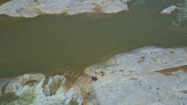 nehir büyük taş yatan kız