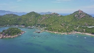 okyanus karşı taşlarla tepelik Yarımadası 