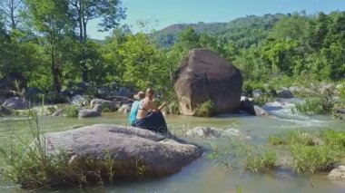 insanlar dağ nehirde balık tutma 