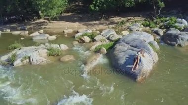 taş river rapids arasında yatan kız