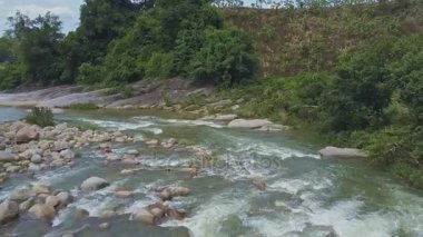 dağ nehir suyu ile rapids cascade