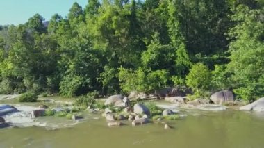 erkekler taş dağ nehir geçiş