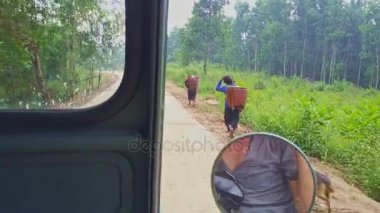 ormandaki kirli yol sürücülerde Jeep