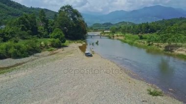 çakıl Nehri yakınında üzerinde sürüş askeri jeep