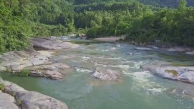 dağ nehir suyu ile rapids cascade