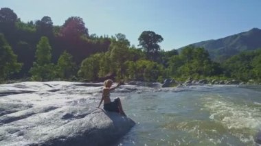 Fotoğraflar arasında nehir rapids alarak kız 