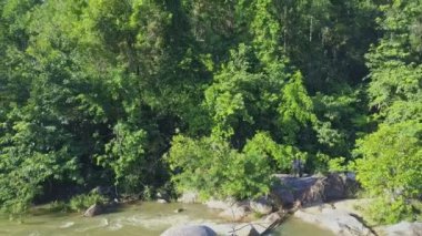 dağ nehir kayalık yakasında erkekler birlikte