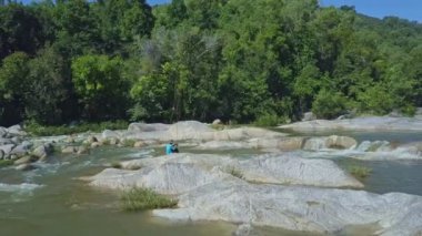Adam dağ nehir taş Fishing