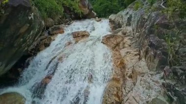 Dağ ormandaki küçük şelale