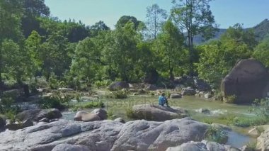 Adam dağ nehirde balık tutma