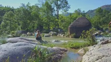 insanlar dağ nehirde balık tutma