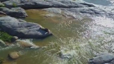 taş river rapids arasında yatan kız