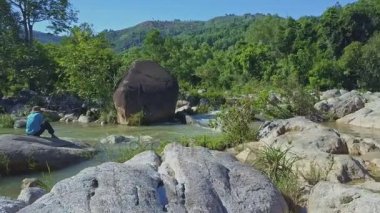 Adam dağ nehirde balık tutma