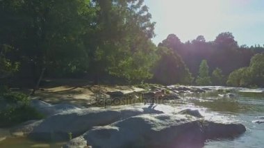 taş nehir kıyısında yoga yaparken kız