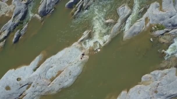 Ragazza sdraiata su una grande pietra nel fiume — Video Stock