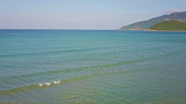 Baía azul com pessoas nadando e praia — Vídeo de Stock